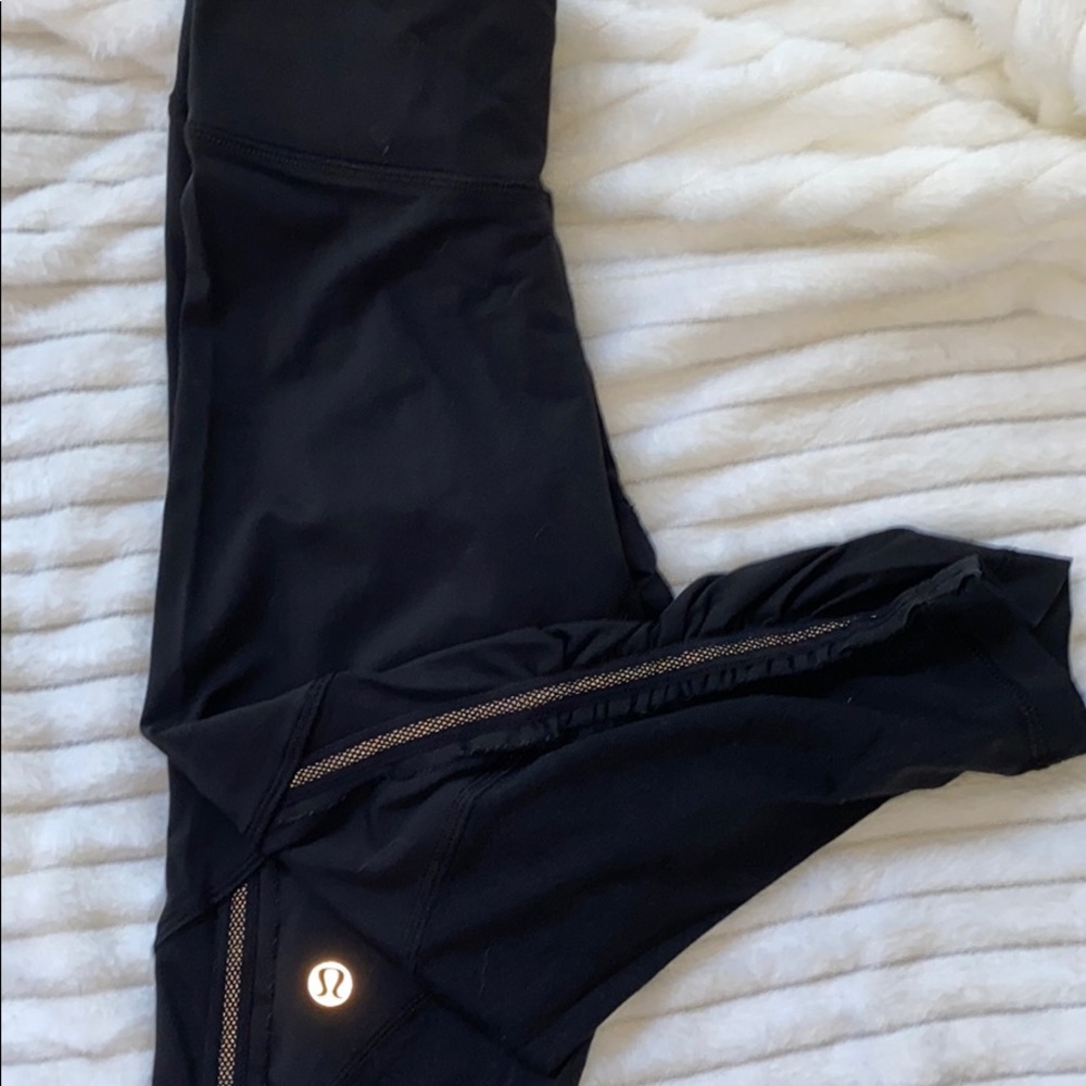 black lululemon cropped scrunched leggings